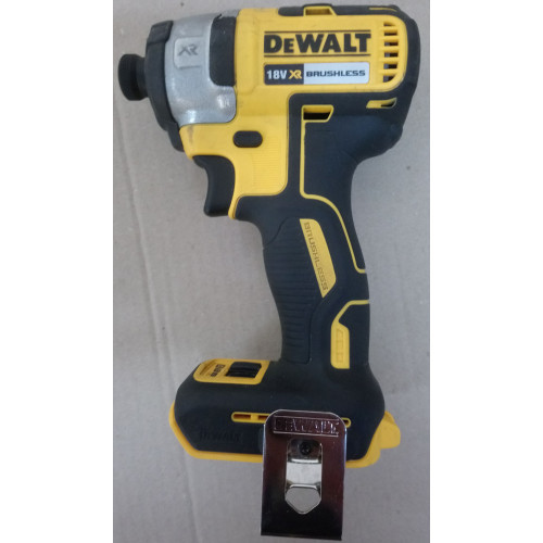 KIÁRUSÍTÁS DeWALT 18V XR ütvecsavarozó töltő és akku nélkül DCF887N HASZNÁLT