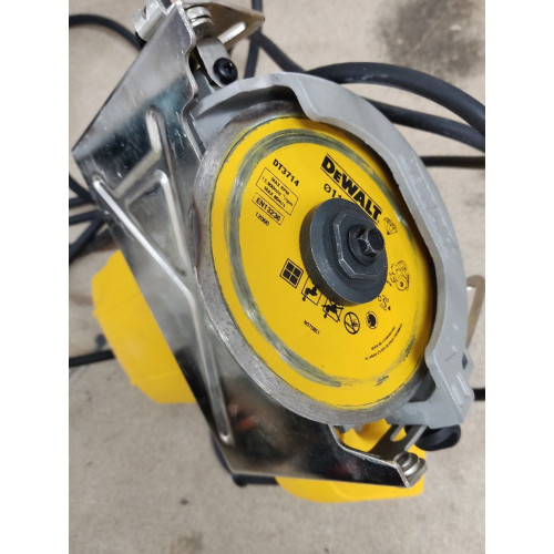 KIÁRUSÍTÁS DeWALT Körfűrész, csempevágó, kézi 1300W 110 mm DWC410 HASZNÁLT