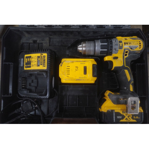 KIÁRUSÍTÁS DEWALT Akkus Ütvefúró-csavarozó (akkuval) DCD796P2-QW SZERVIZELT